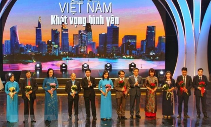 Việt Nam - Khát vọng bình yên: Tôn vinh lực lượng tuyến đầu chống dịch