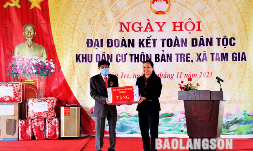 Lãnh đạo Ủy ban Kiểm tra Tỉnh ủy dự Ngày hội Đại đoàn kết toàn dân tộc tại Lộc Bình