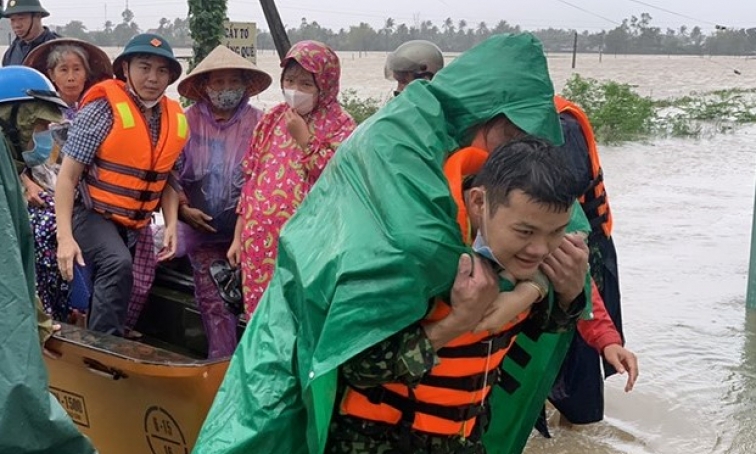 tướng chia sẻ với khó khăn, mất mát của nhân dân vùng lũ, chỉ đạo tập trung ứng phó, khắc phục hậu quả thiên