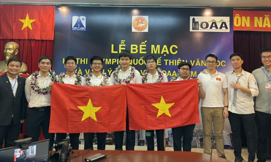 Đoàn học sinh Việt Nam giành 5 huy chương tại Kỳ thi Olympic IOAA 14