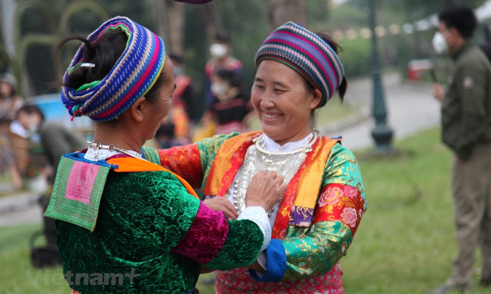 Trình diễn tinh hoa của nghề dệt thổ cẩm tại Làng Văn hóa-Du lịch