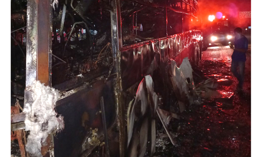 Xe khách cháy rụi, hơn 30 hành khách thoát khỏi xe an toàn