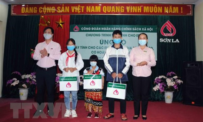 Bảo đảm các điều kiện dạy và học trực tuyến cho học sinh nghèo