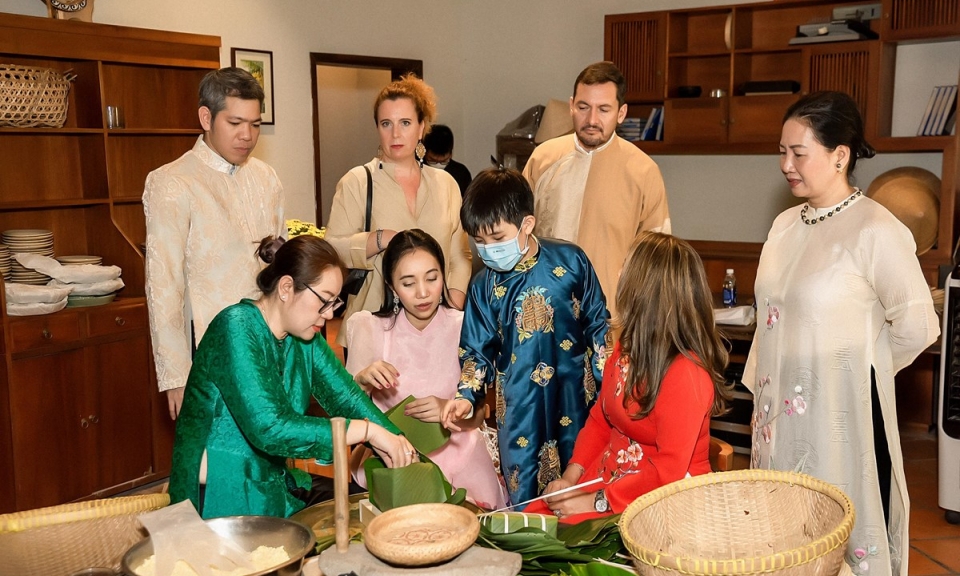 Bạn bè quốc tế ở Việt Nam thích thú trải nghiệm Tết cổ truyền Nam bộ