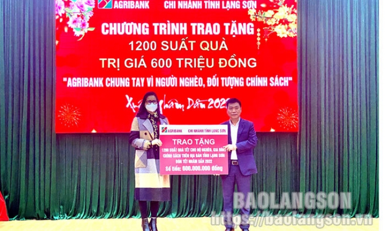 Agribank Lạng Sơn trao tặng 1.200 suất quà cho phong trào “Tết vì người nghèo và nạn nhân chất độc da