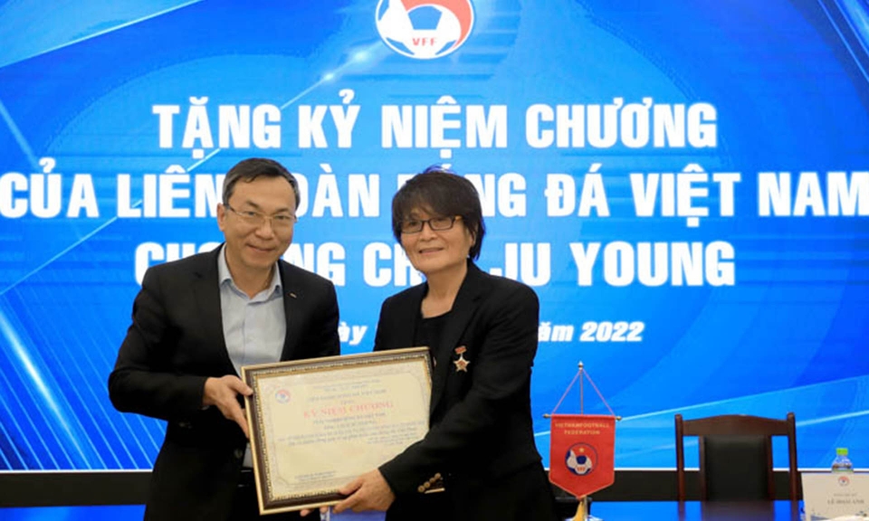 Bác sĩ Choi Ju-young nhận Kỷ niệm chương của Liên đoàn Bóng đá Việt Nam