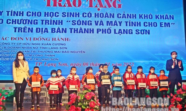 Thành phố Lạng Sơn: Trao 100 máy tính bảng cho học sinh có hoàn cảnh khó khăn