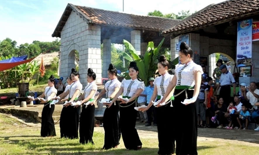 Đồng bào của 13 dân tộc tham gia chương trình “Hương xuân vùng cao”