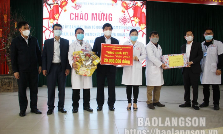 đạo Ủy ban Mặt trận tổ quốc Việt Nam tỉnh: Thăm tặng quà các đơn vị thực hiện nhiệm vụ phòng, chống dịch