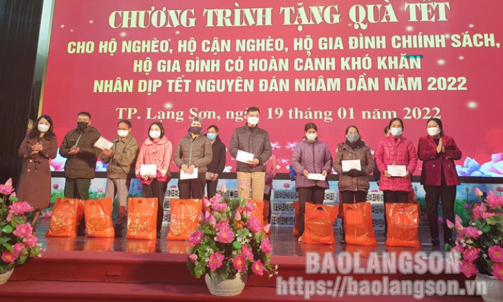 Thành phố Lạng Sơn trao tặng 193 suất quà tết cho hộ nghèo, cận nghèo, khó khăn và gia đình chính sách