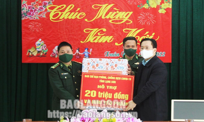 Đồng chí Phó Bí thư Thường trực Tỉnh uỷ thăm, tặng quà cán bộ, chiến sĩ biên phòng Pò Mã, Bình Nghi