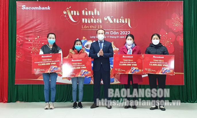 Sacombank Lạng Sơn tặng 100 suất quà tết cho các đối tượng bảo trợ xã hội