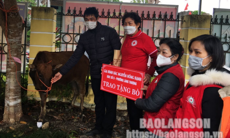 Hội Chữ thập đỏ tỉnh tặng quà tết cho hộ nghèo tại huyện Chi Lăng, Hữu Lũng