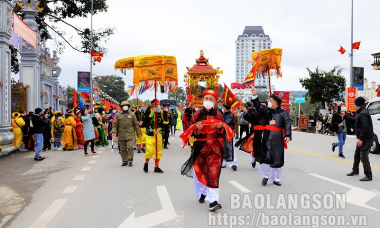 Nghi thức rước kiệu truyền thống từ đền Kỳ Cùng tới đền Tả Phủ được tổ chức trang nghiêm theo quy định