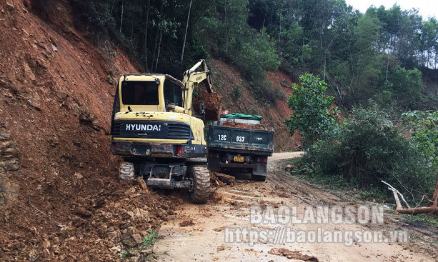 Văn Quan: Khắc phục sạt lở tại đường huyện 56