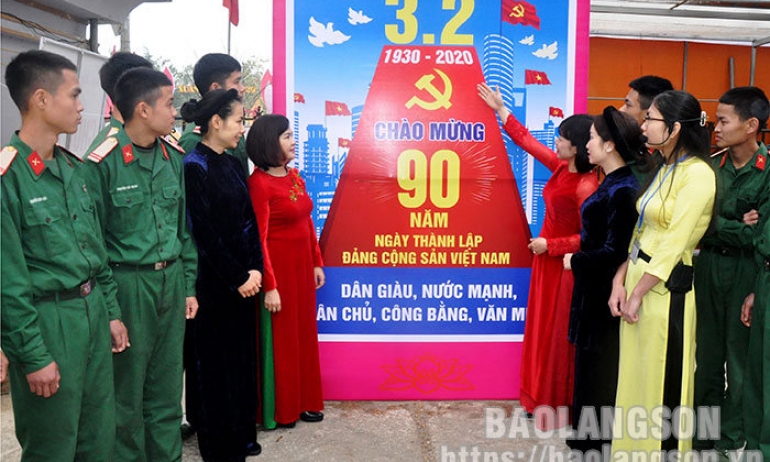 “Đảng ta muôn vạn tấm lòng niềm tin”