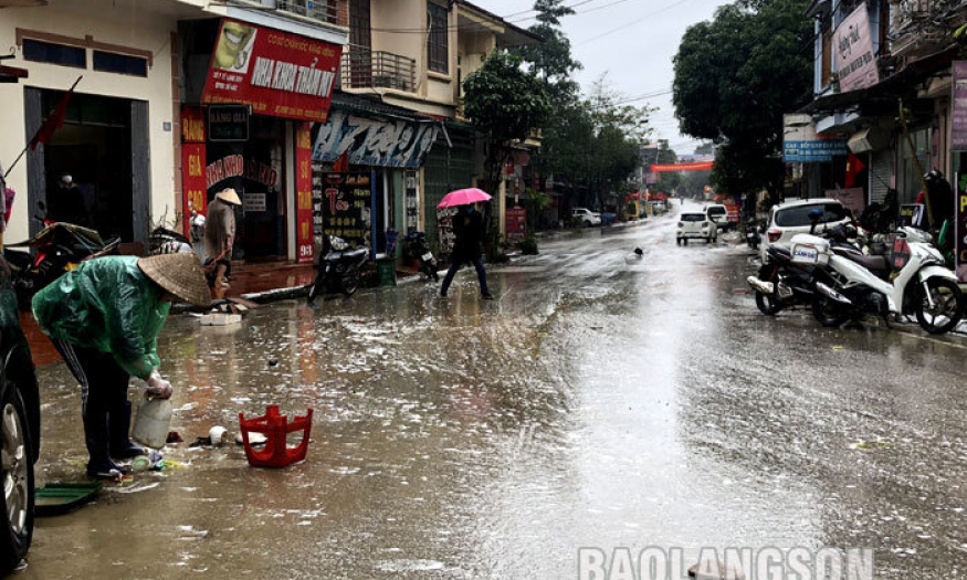 Nước ứ đọng ồ ạt chảy xuống nhà dân tại Văn Lãng