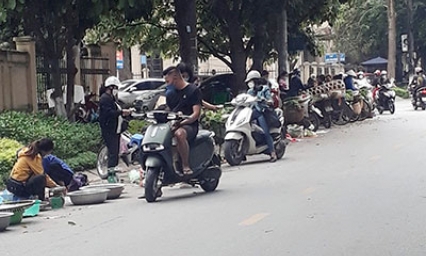 Bán hàng dưới lòng đường gây cản trở giao thông