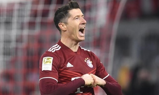 Lewandowski đi vào lịch sử, Bayern bỏ xa Dortmund đến 7 điểm