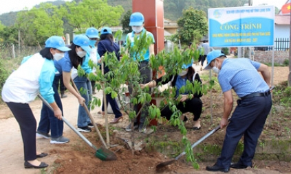 Trồng 200 cây hoa đào trong chương trình phát động “Mỗi phụ nữ - một cây xanh”, “Mỗi cơ sở hội – Một