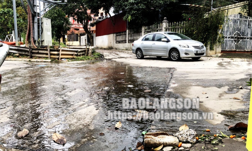 Nước thải tràn ra đường phố gây ô nhiễm, mất mỹ quan