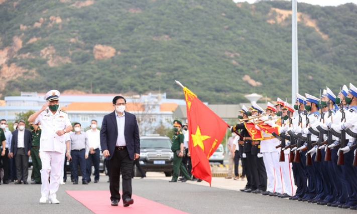 Thủ tướng dâng hương tưởng niệm chiến sĩ Gạc Ma, thăm Lữ đoàn Tàu ngầm và Vùng 4 Hải quân