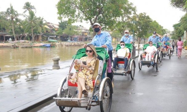 Trước giờ 'G': Doanh nghiệp du lịch vẫn 'như ngồi trên đống lửa'