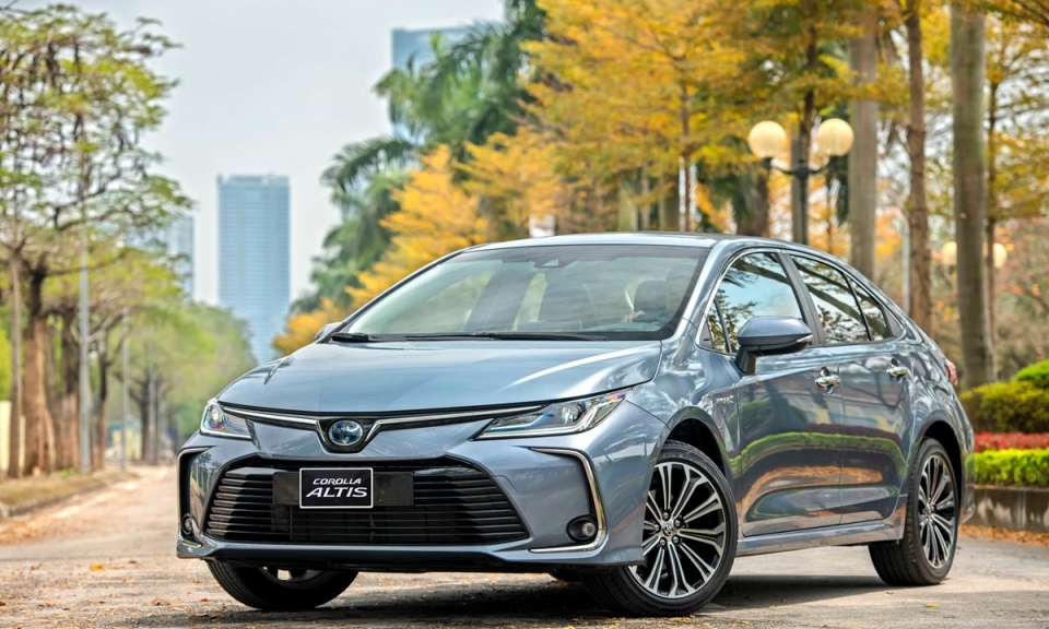 Ra mắt Toyota Corolla Altis mới, bản hybrid 'đắt' nhất 860 triệu đồng
