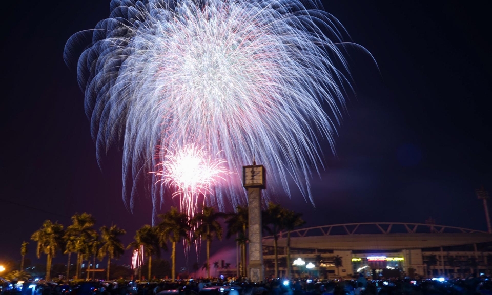 Bắn pháo hoa trong Lễ khai mạc SEA Games 31 tại sân vận động Mỹ Đình