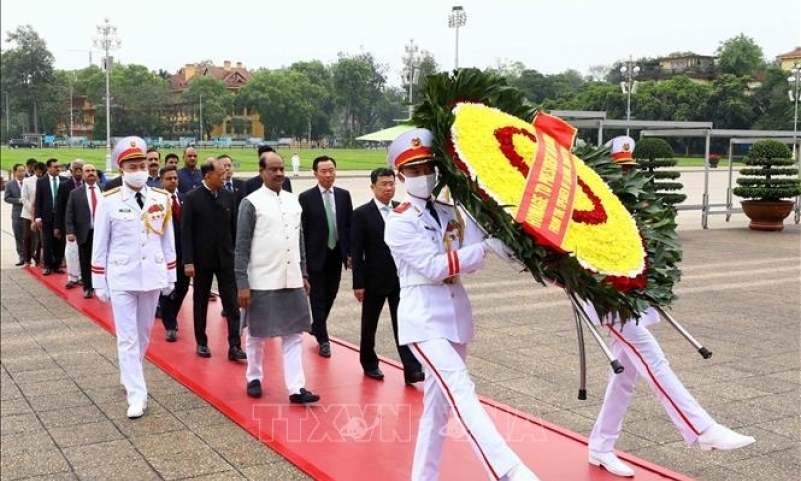 Chủ tịch Hạ viện Ấn Độ Om Birla vào Lăng viếng Chủ tịch Hồ Chí Minh