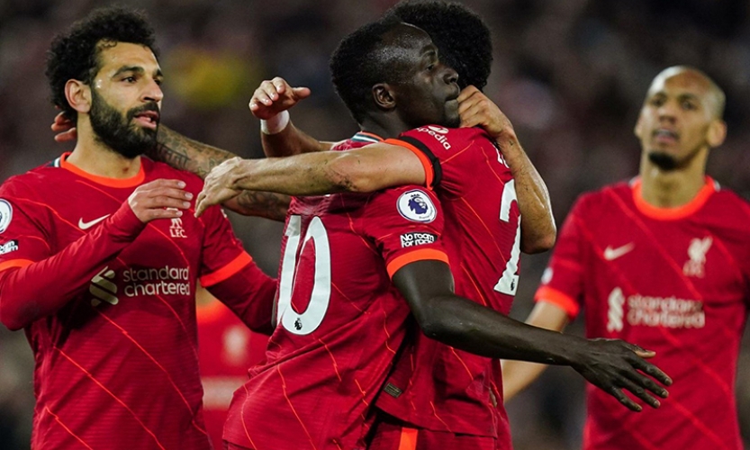 Thắng Manchester United 4-0, Liverpool lên ngôi đầu Premier League