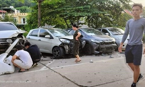 Quảng Ninh: Xe bán tải đâm liên hoàn nhiều xe đỗ bên đường hỏng nặng