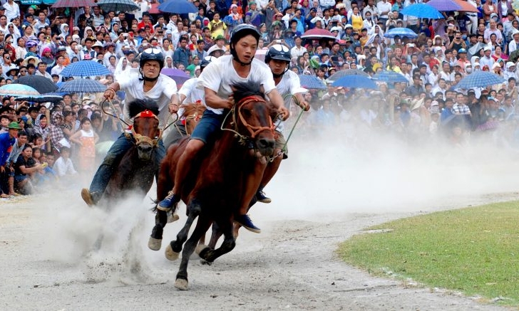 Độc đáo lễ hội đua ngựa tại Festival cao nguyên trắng Bắc Hà