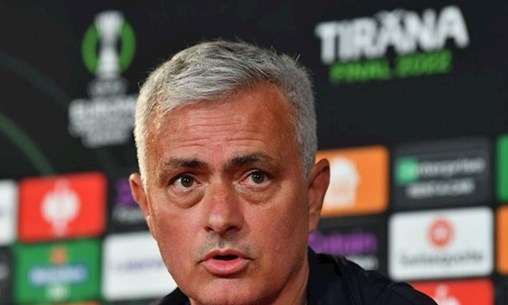 "Người đặc biệt" Mourinho ca ngợi chiến thắng lịch sử của AS Roma