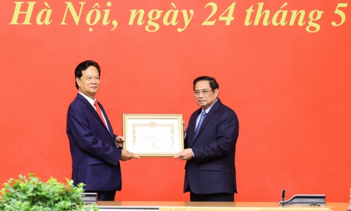 Trao Huy hiệu 55 năm tuổi Đảng tặng nguyên Thủ tướng Nguyễn Tấn Dũng