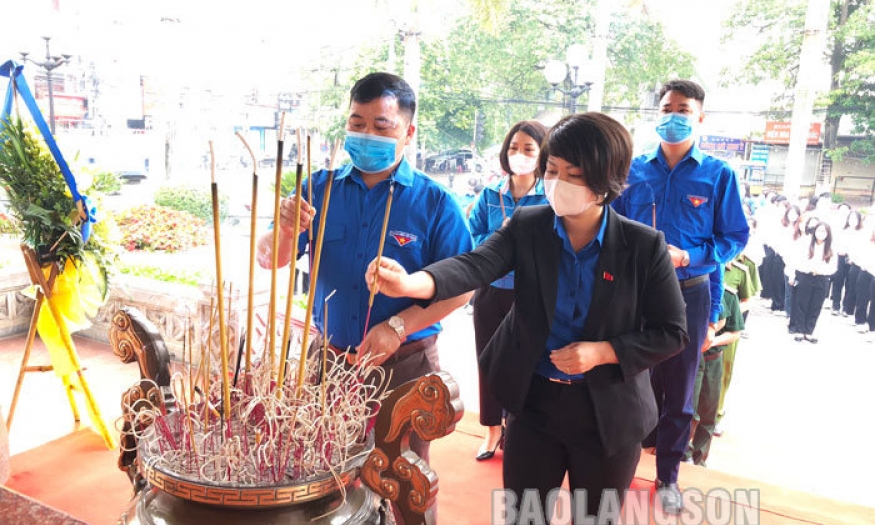 Đoàn viên, thanh niên dâng hương tại khuôn viên lưu niệm Chủ tịch Hồ Chí Minh