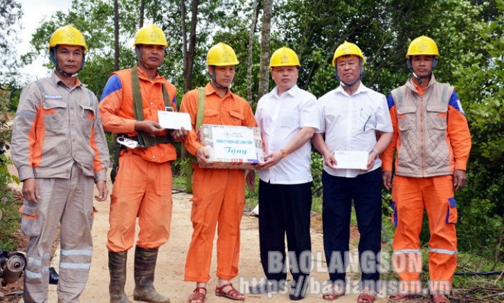 Công ty Điện lực Lạng Sơn: Tặng quà cán bộ, nhân viên có hoàn cảnh khó khăn tại Điện lực Chi Lăng