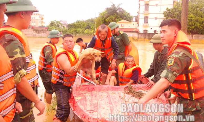 Trung đoàn 141 giải cứu thành công 6 người dân và 12 gia đình bị cô lập trong mưa lũ