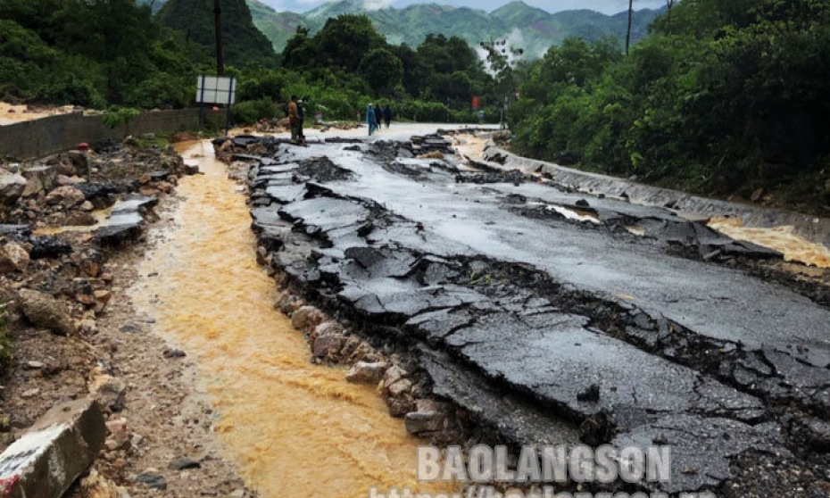 Gần 800 m mặt đường tại Đèo Bén quốc lộ 279 thị trấn Đồng Mỏ huyện Chi Lăng bị hư hỏng nặng nề