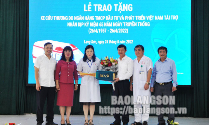 BIDV Lạng Sơn: Bàn giao xe cứu thương trị giá 1,2 tỷ đồng cho Bệnh viện Y học cổ truyền tỉnh