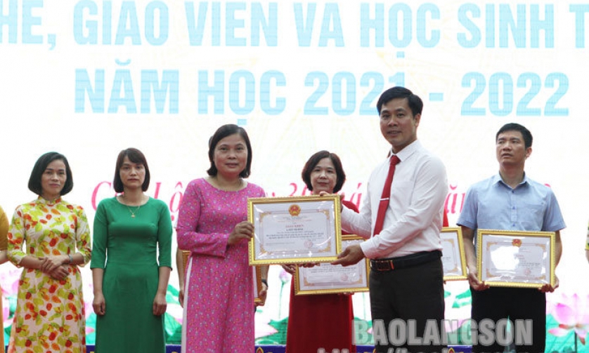 Cao Lộc: Tuyên dương, khen thưởng tập thể, giáo viên và học sinh tiêu biểu năm học 2021 – 2022