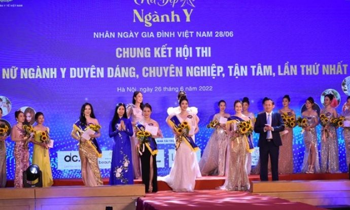 Tôn vinh vẻ đẹp của những nữ chiến sỹ áo trắng 'vừa hồng vừa chuyên'