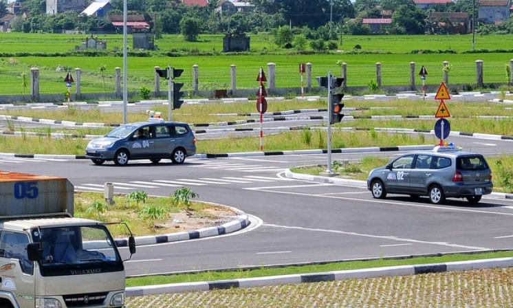 Không mang thiết bị thu phát tín hiệu trong lúc thi bằng lái xe