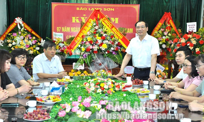 Lãnh đạo UBND tỉnh, các cơ quan, đơn vị chúc mừng Báo Lạng Sơn nhân kỷ niệm 97 năm ngày Báo chí cách