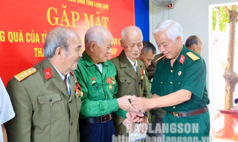 Trao tặng quà cựu chiến binh tham gia kháng chiến chống Pháp tại huyện Đình Lập và huyện Lộc Bình