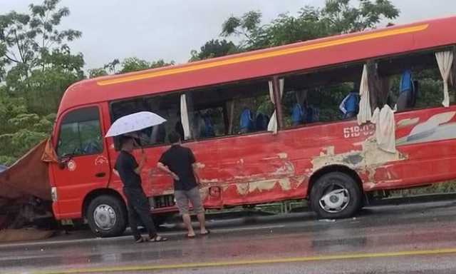 Hai xe khách va chạm trên cao tốc Nội Bài-Lào Cai, 6 người thương vong