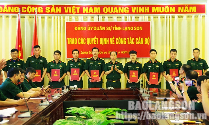 Đảng uỷ Quân sự tỉnh trao 85 Quyết định về công tác cán bộ