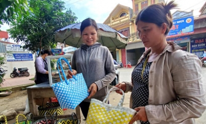 Hội viên phụ nữ đan vật dụng tái chế từ rác thải nhựa