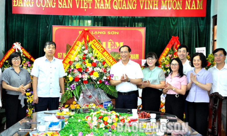 Lãnh đạo UBND tỉnh chúc mừng các cơ quan báo chí nhân kỷ niệm 97 năm ngày Báo chí cách mạng Việt Nam