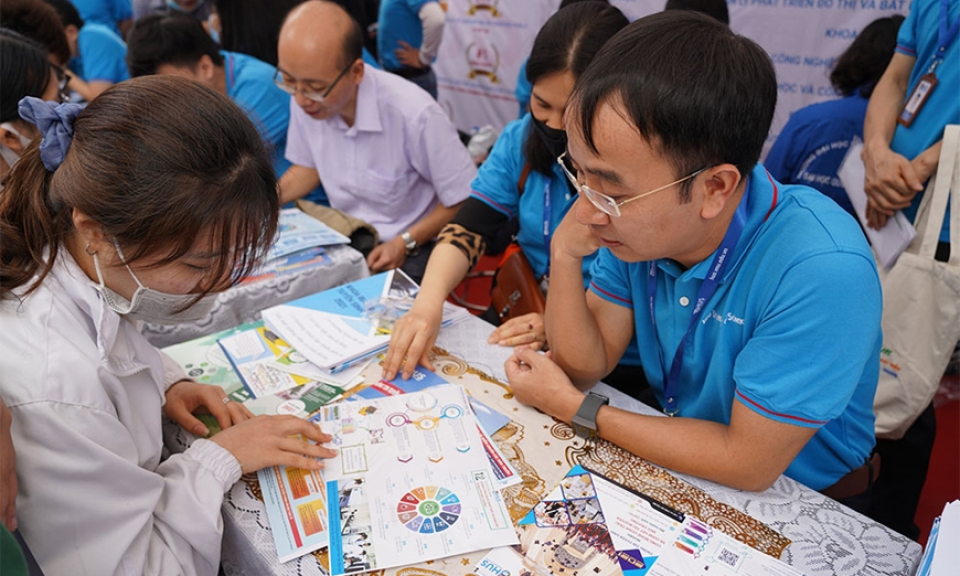 Tăng học phí - gánh nặng "đè" lên người dân